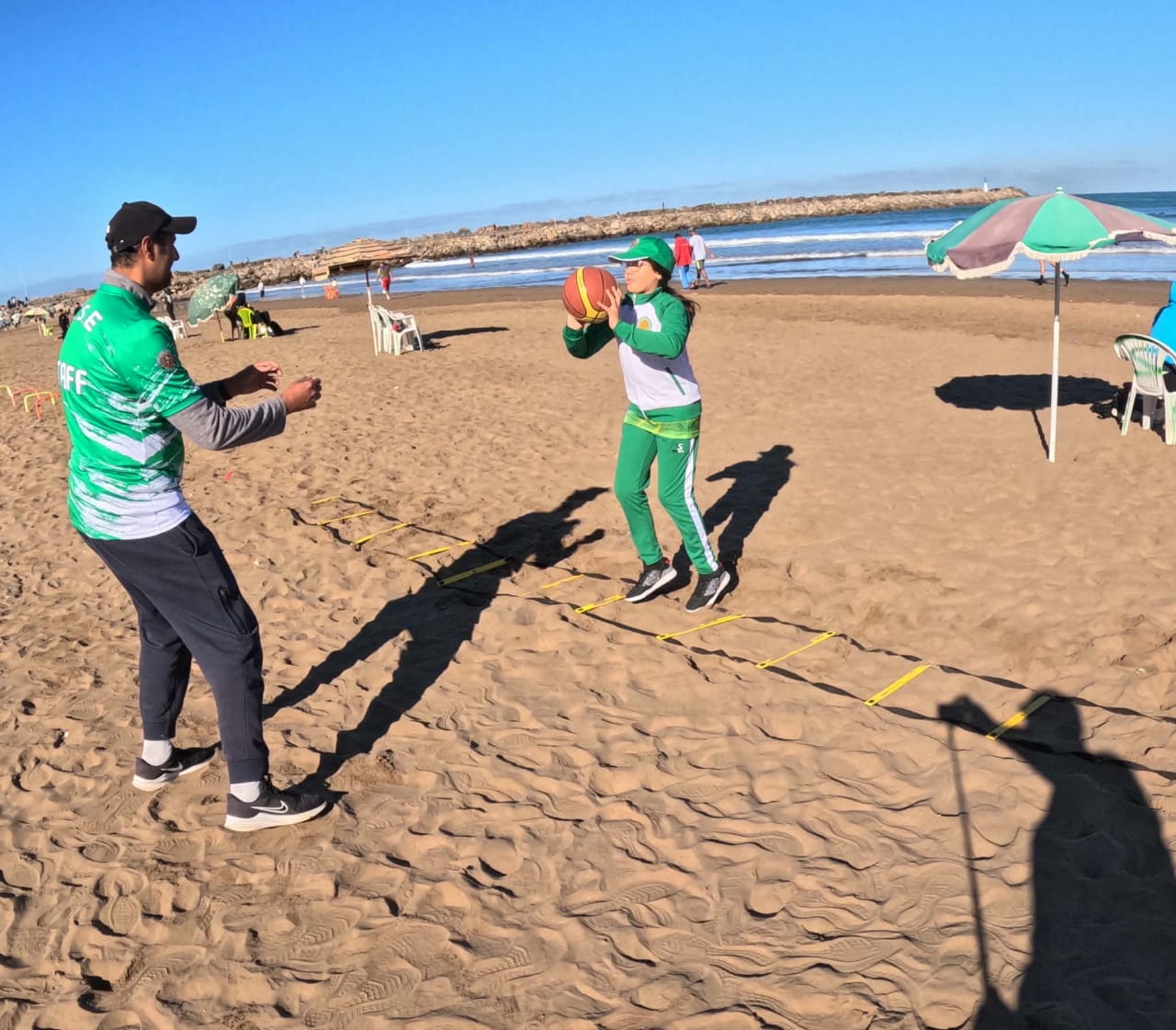 Stage sportif avec atelier de motricité et échelle de rythme sur la plage